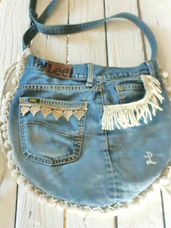 Första väskan jag tillverkade. Sydd av mina egna avlagda jeans.        Ej till salu
